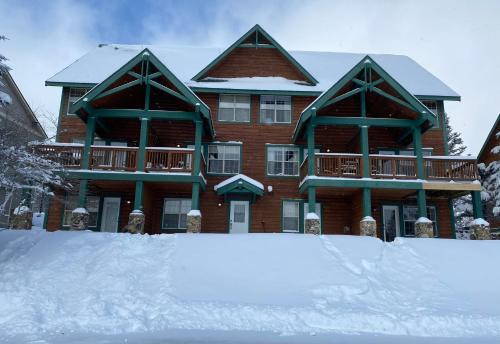 Edray House | Ski in and out, pet and kid friendly, slope side townhouse