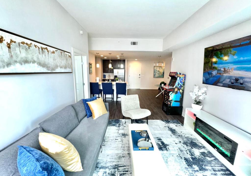 North Buckhead Apartment | Skyline Retreat Penthouse, Top Floor, Year round Pool, City View!