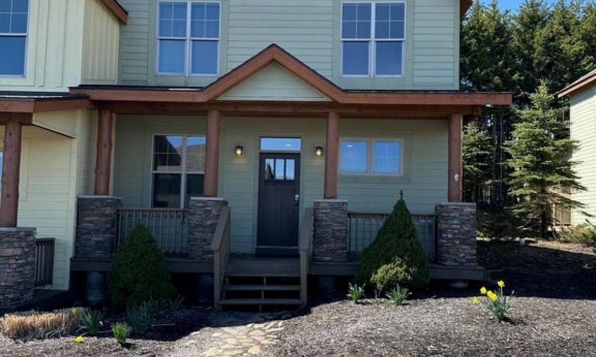 Edray House | Spacious 5-bedroom, 5-bathroom townhome with WiFi, AC, Priv Hottub, ElecCharging