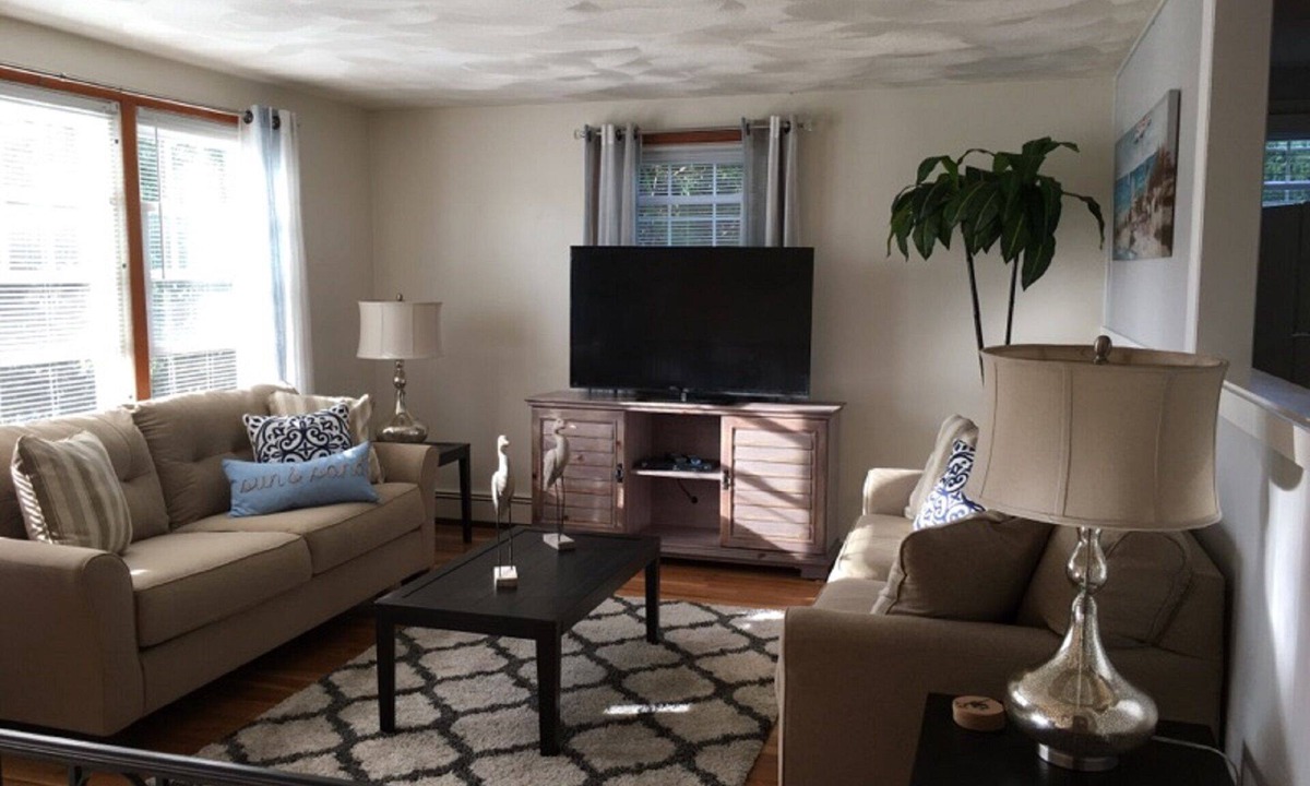 Narragansett House | Spacious 5 BR Home With Central Air And 2 Living Rooms On A Quiet Cul-de-sac