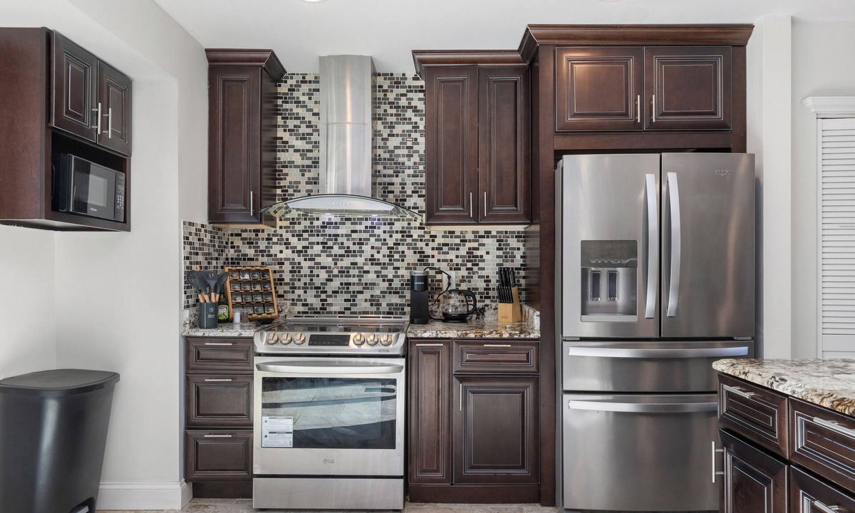 White Oak House | SPACIOUS Getaway [4BR QBED] Free Parking! [12mi- DC]