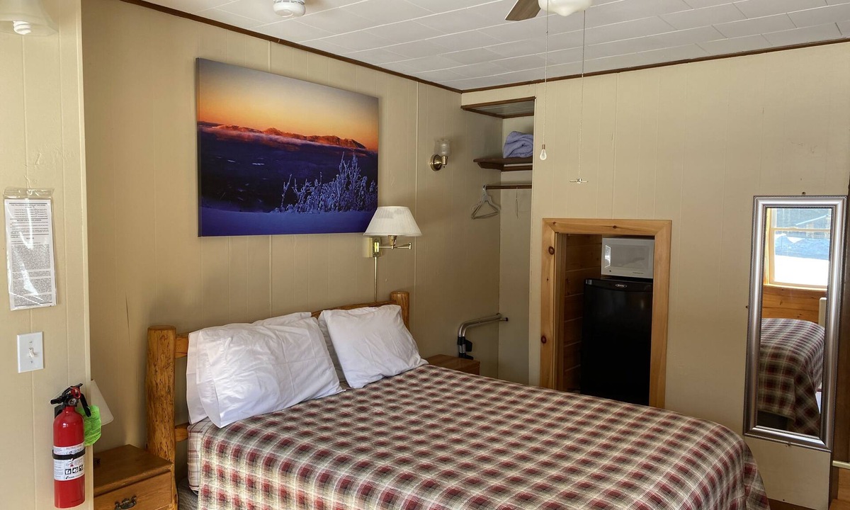 Stratton House | Standard queen bed room sleeps 2