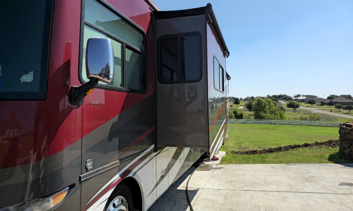 Parker County RV Rental | Stationary RV Oasis near Aledo-Fort Worth | Luxury - Tent