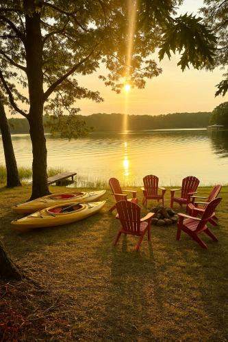 Hawkins House | Summer Deal Lakefront FirepitDockKayaksDeck
