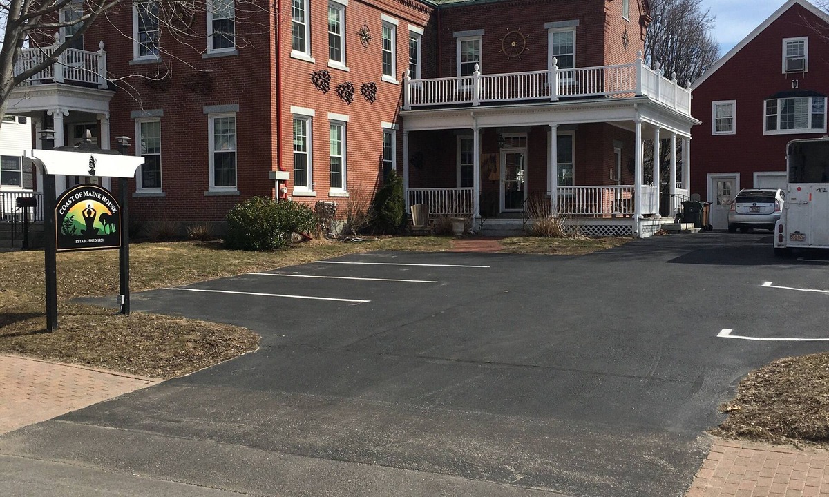Southern Coast House | The coast of Maine a spacious 10 bedroom home. Equipped with an in ground pool