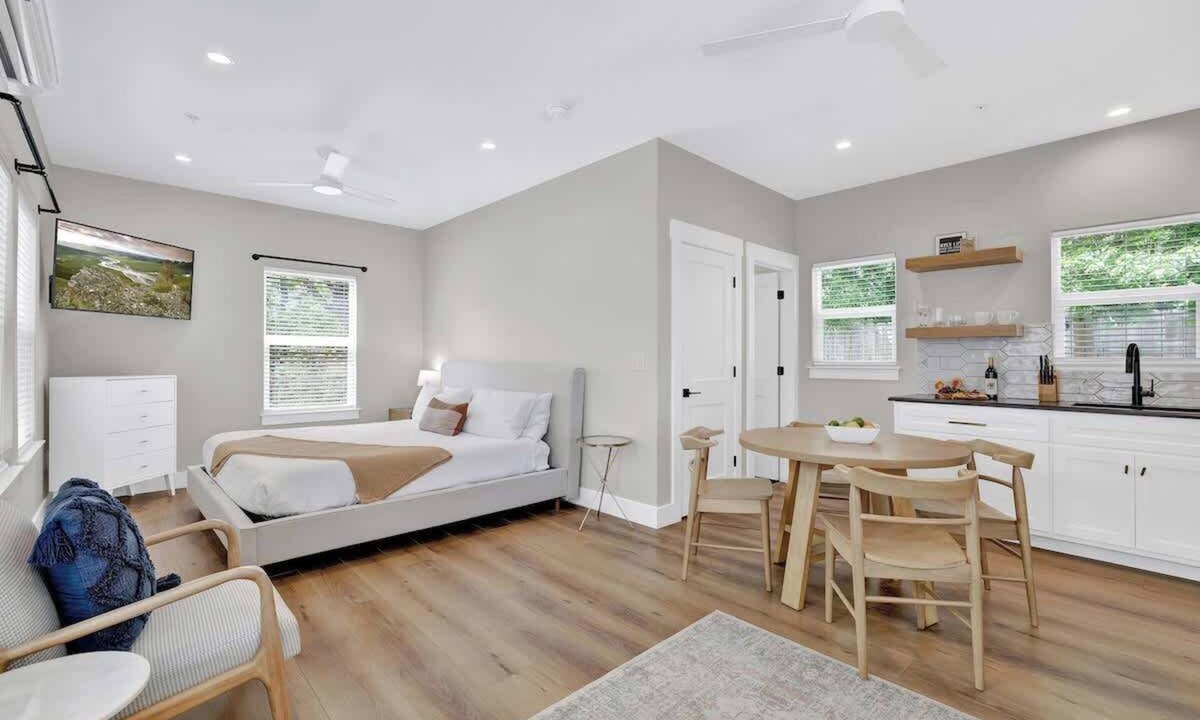 Fredericksburg Cottage | The Grove-c With Hot Tub - Walk to Main Street
