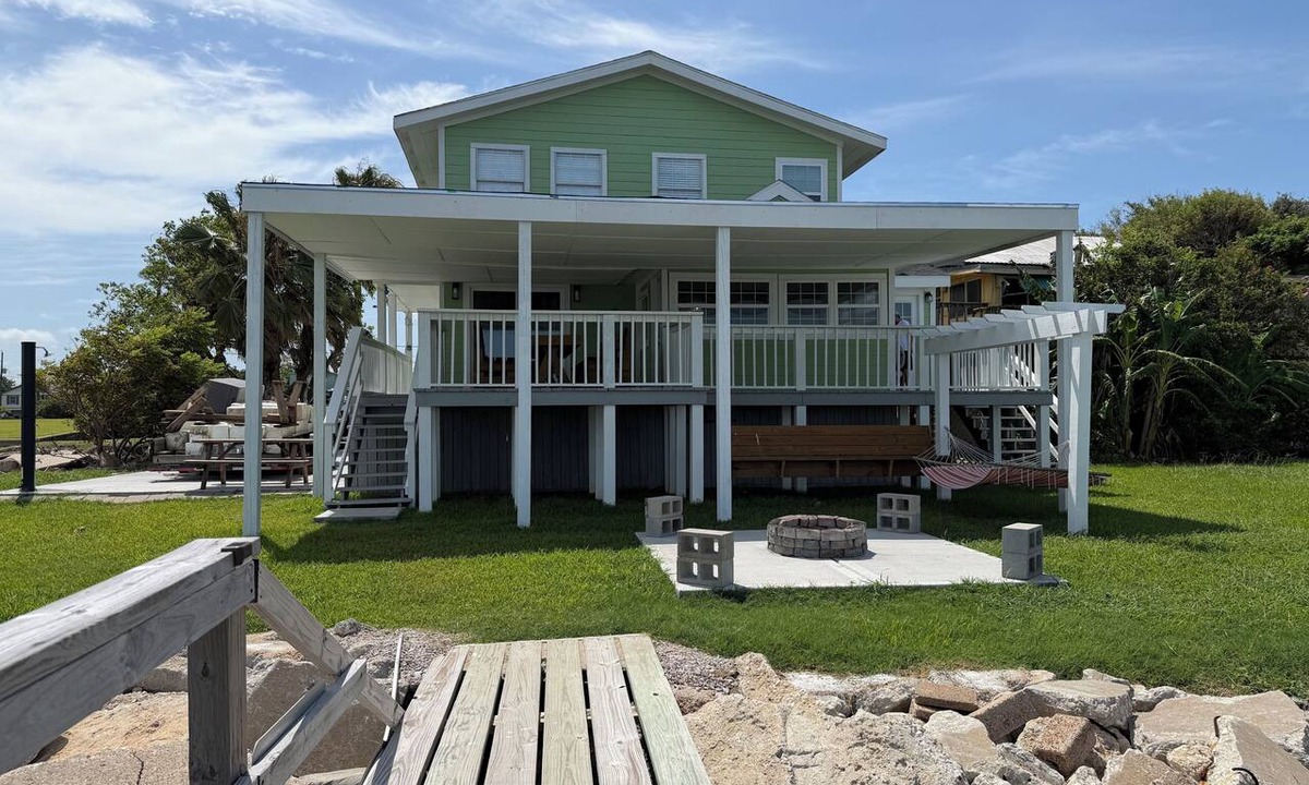 Dickinson House | The Happy Beach House