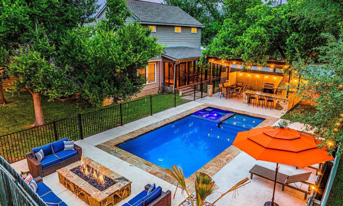 Fredericksburg House | The Live Oak Haus (Sleeps 19) - 6 Bed | 6 Bath | Pool + Hot Tub + Fire Pit