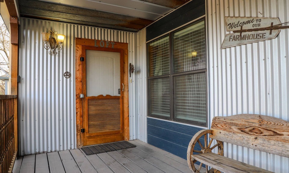 Fredericksburg House | 'The Loft'- 2 blocks from Main St+ Fire Pit!