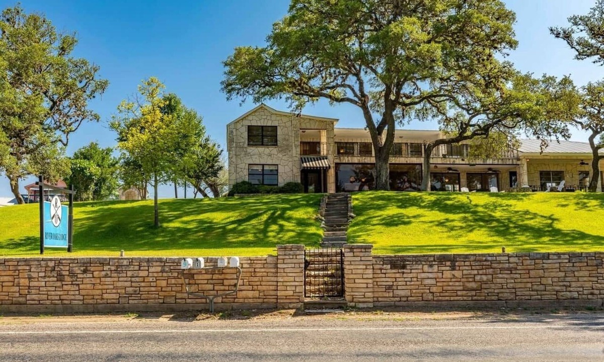 Ingram House | The River Oaks Lodge Main House, 7 BR, 7.5 BA, River Access