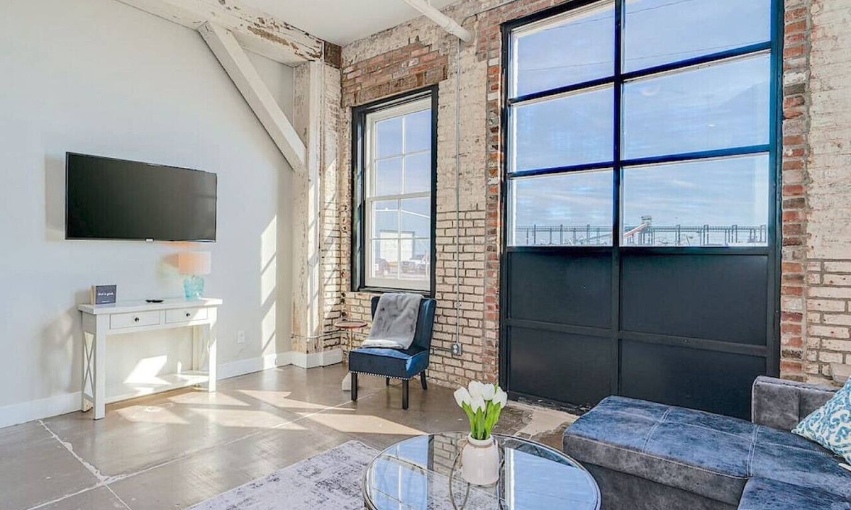 Newport News Apartment | ❤️The Speakeasy❤️Downtown Newport News!