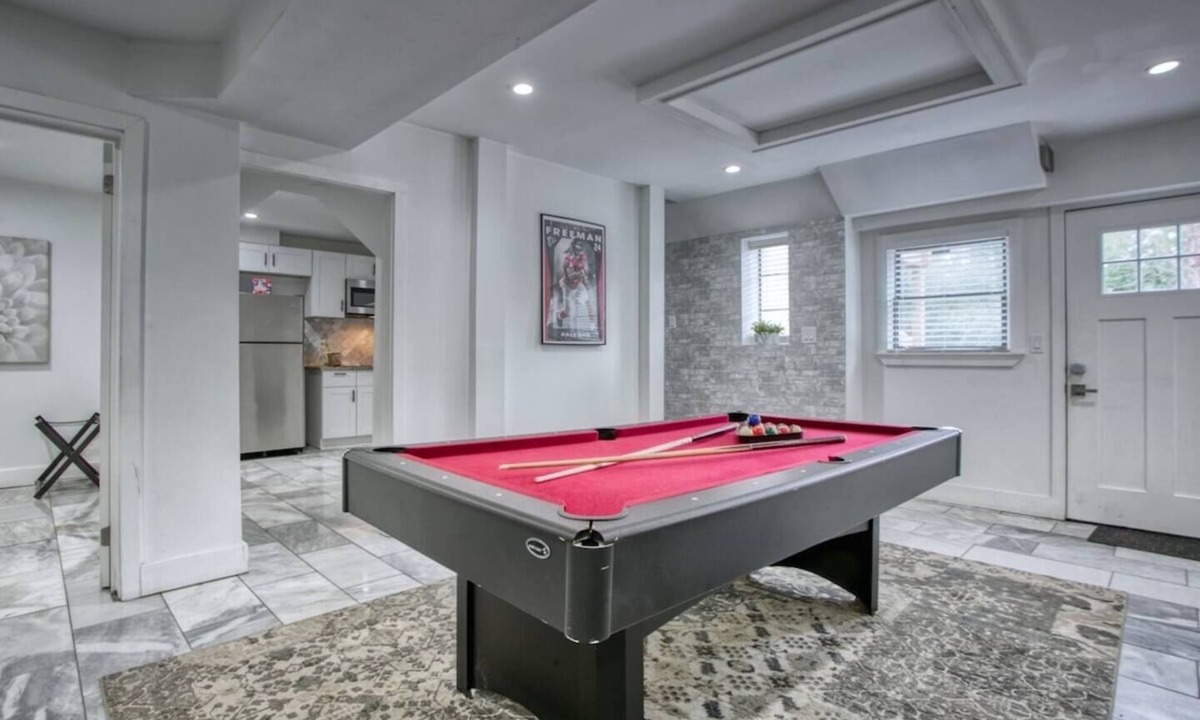 North Buckhead House | This house is a 8 bedroom(s), 7.5 bathrooms, located in Atlanta, GA.