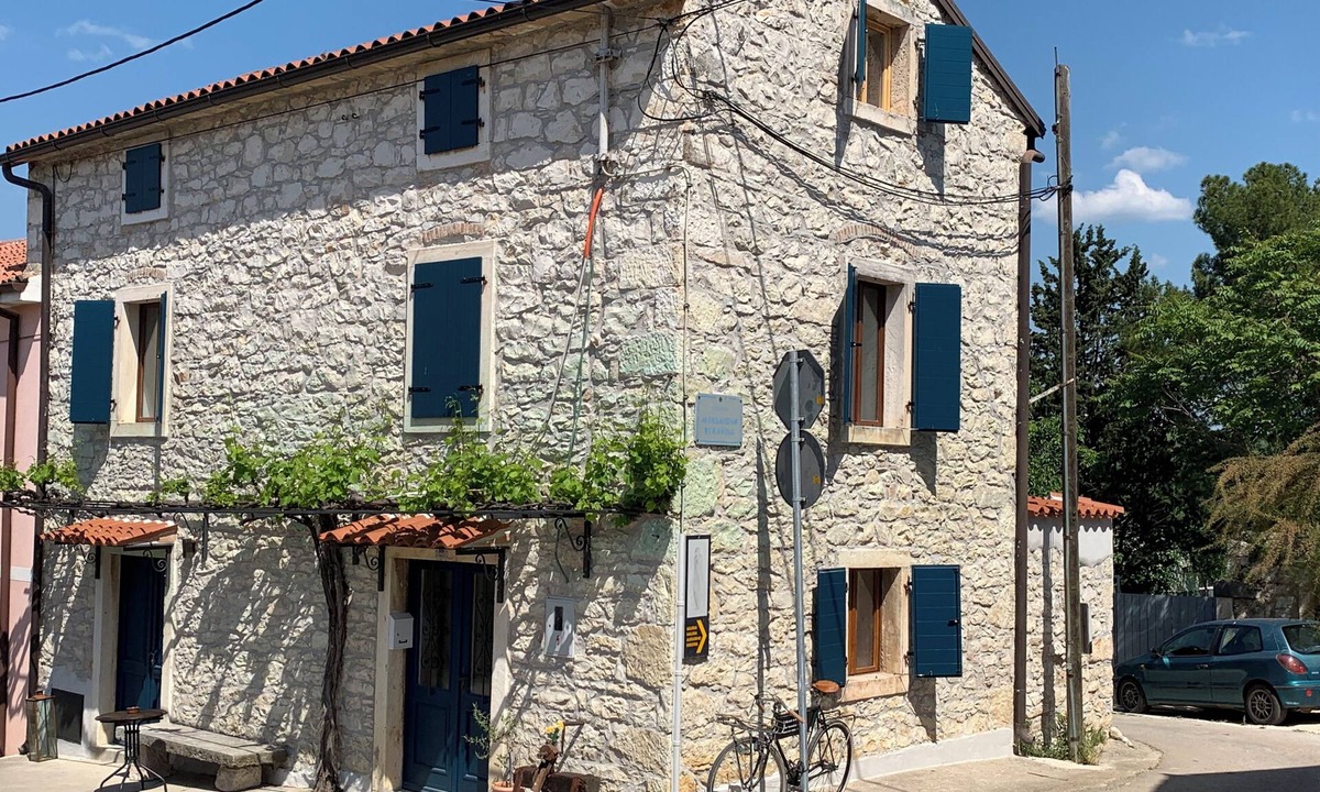 Brtonigla House | Typical Istrian stone house with romantic courtyard/dog-friendly