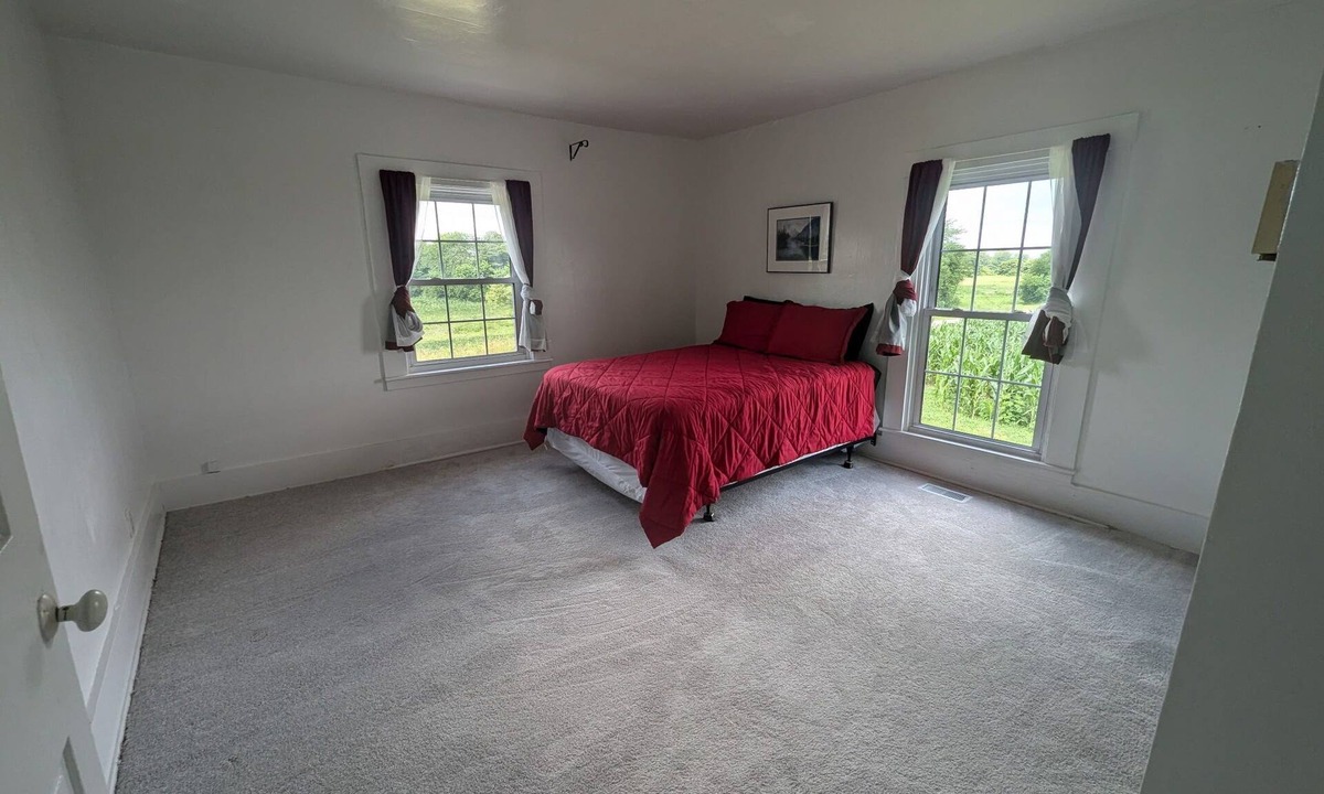 Cuba House | Updated farmhouse with parking and AC