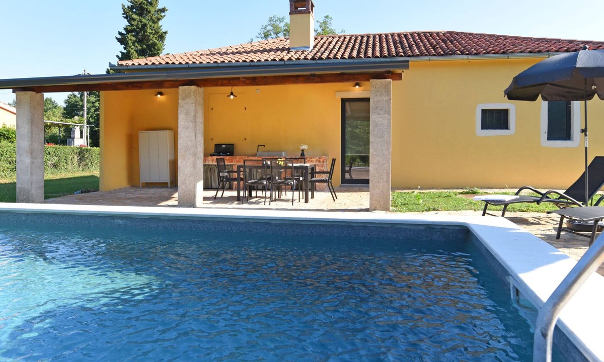 Snasici House | Vacation home Nina by Interhome