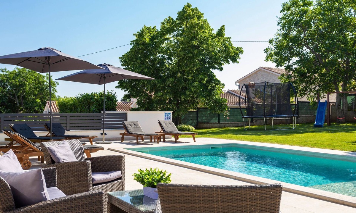 Bicici House | Villa Anavi mit privatem Pool und großem Garten by Interhome