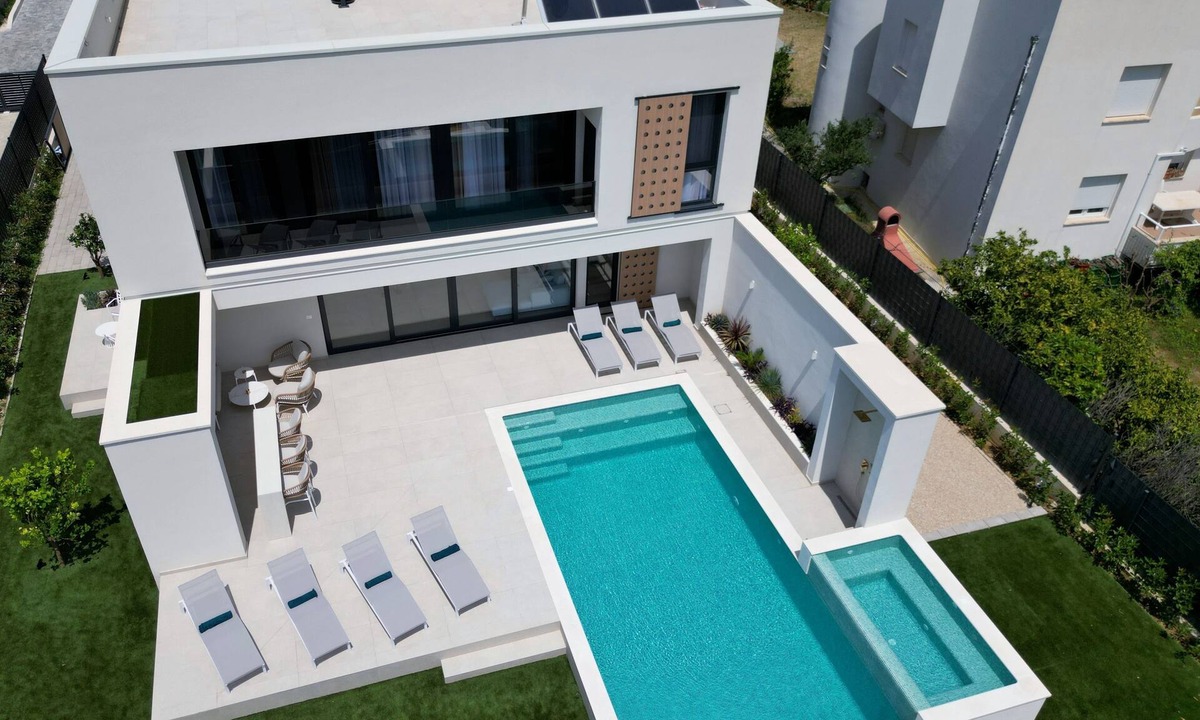 Srinjine Villa | Villa NikandranA six bedroom Villa designed for a perfect holiday