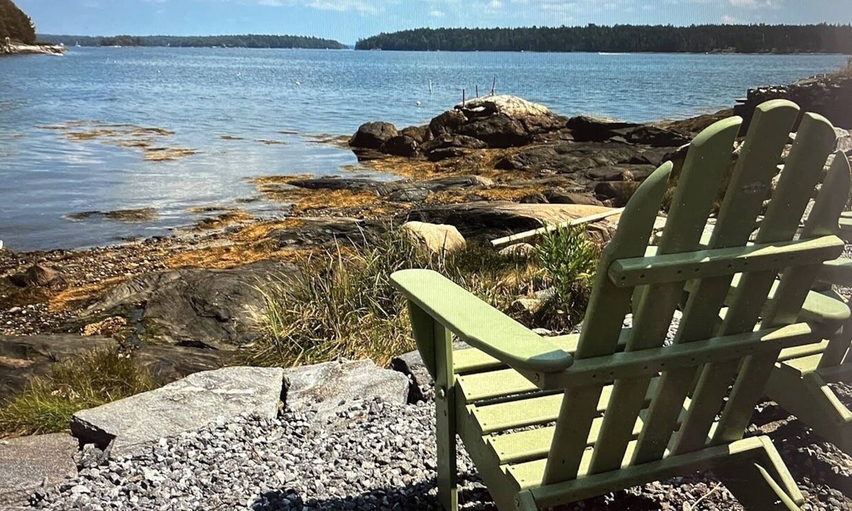 Round Pond Cottage | Vintage Maine Cottage - Water Views and Water Access