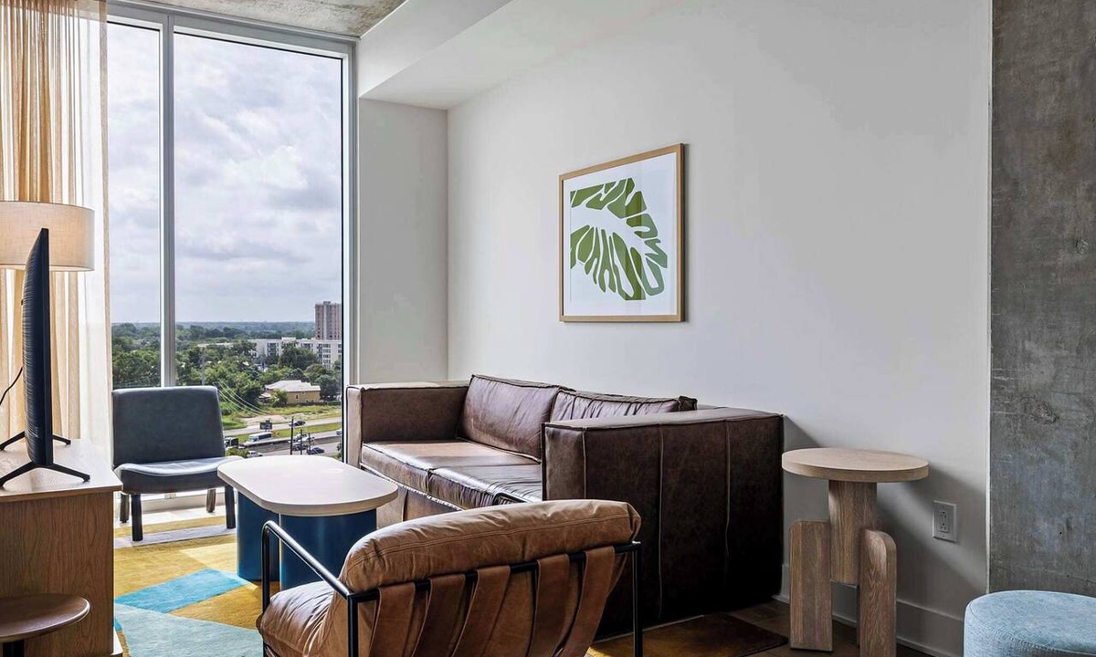Rainey Street Historic District Condo | Walk to Rainey St | Heated Pool | Gym | Fireworks