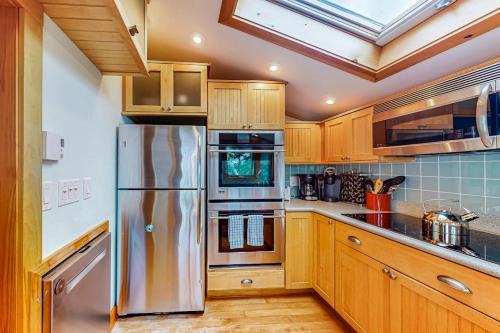 Port Clyde House | Well-equipped cottage with modern touches, WiFi, gas grill, & beautiful views
