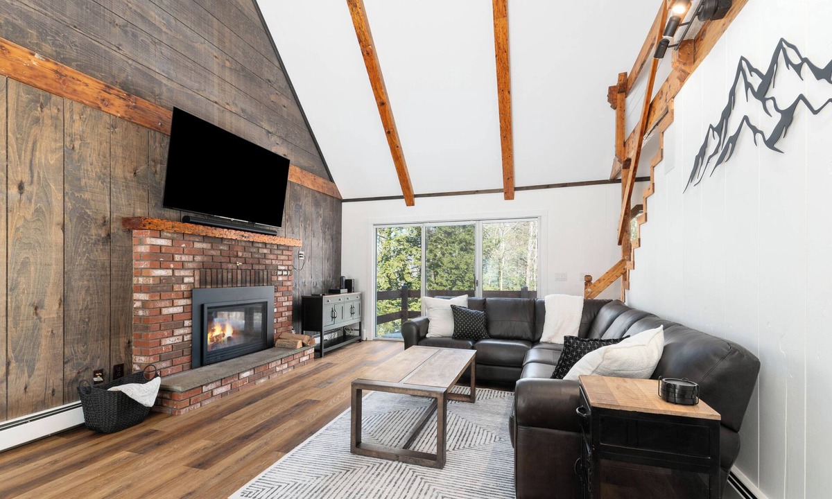 North Conway Ski Chalet | White Cap Cabin, Dog Friendly Chalet including a Game Room, Hot Tub, Fireplace