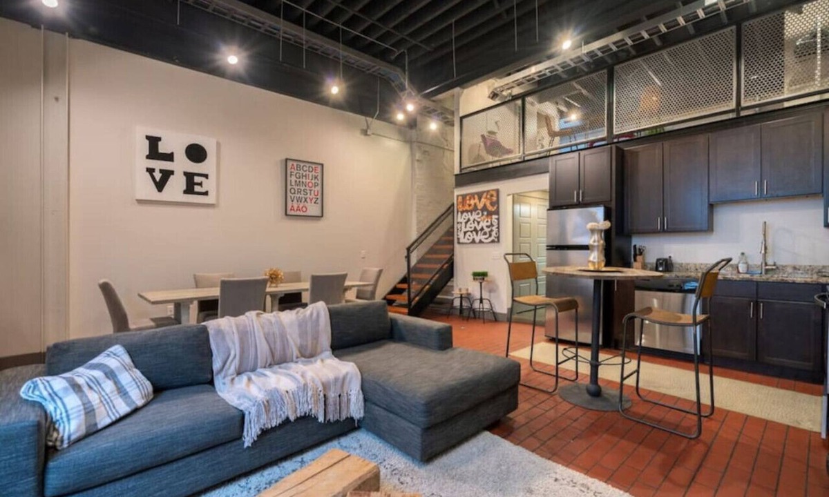 Italian Village Apartment | Wonderbread Loft - Short North - Free Parking!