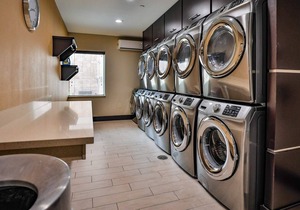 Hotel Room/Kitchen/Washer/Dryer/Gym/Free parking