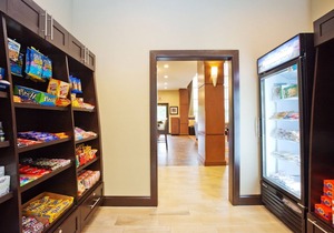 King Studio. Free Breakfast, Gym & Pool Access. Near Downtown Austin!