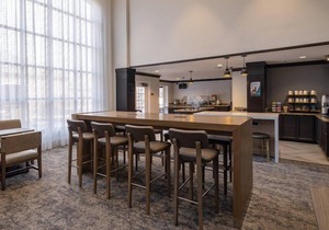 King Suite Near Ohio State University. Free Breakfast Included. Pool Access.