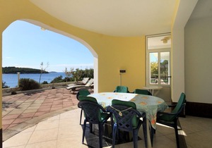 Three bedroom apartment with a swimming pool by the beach Zečevo Rtić, Rogoznica (A-8366-a)