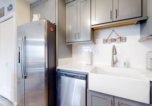 Updated condo w/private hot tub/shared pool, easy walk to beach & bay