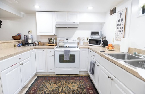 Delaware House | 0.2mi Downtown|0.4mi OWU|Free Parking|Quiet Street|Full Kitchen|W/D