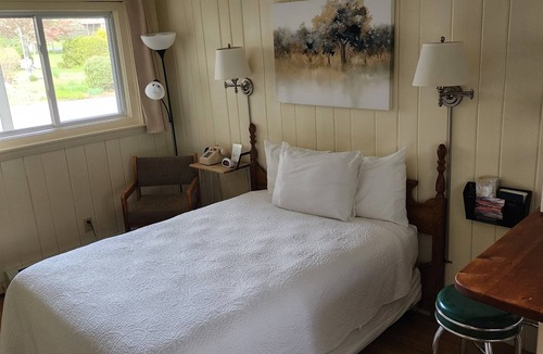 Dryden Hotel | 1-Bedroom Room with Kitchen & WiFi in Quiet Wilton