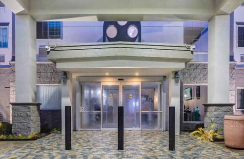 Balch Springs Apartment | 1 King - 2 Queen Beds | Suite, Nsmk, Sofa-Bed