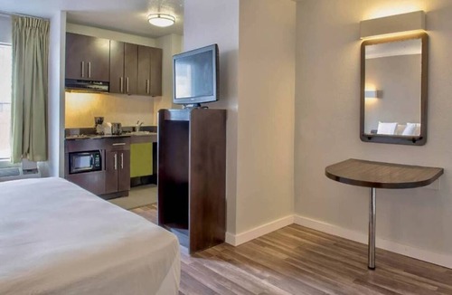 North San Antonio - SAT Hotel | 1 King Bed | Mobility Access Tub Suite Nsmk