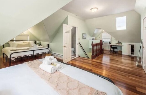 Weinland Park House | #1 Location ~ Hot Tub ~ Game Room ~ 5 King Beds!