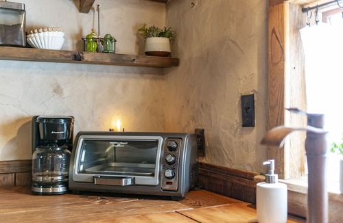 Fredericksburg Cabin | 1800's Cabin W/Farm Cats! Hot Tub/Close to Downtown! Cactus- Voted Most Romantic