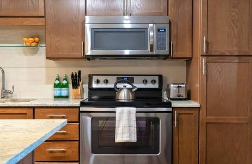 Downtown Dallas Apartment | 18th FL Stylish CozySuites w/pool, gym #3
