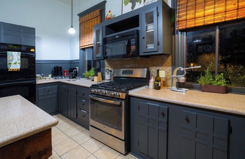 Comfort House | 1906 Estate – 21 Guests - Pool - Hot Tub - Main House + 2 Cabins