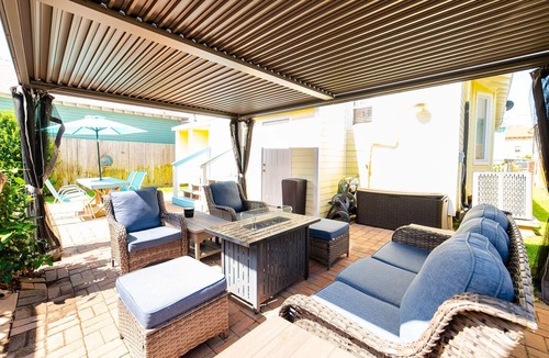 Galveston House | 1913 Coastal Cottage-1 Block to BEACH! Private backyard-Pet friendly-FREE WIFI!