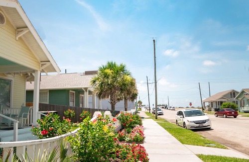 Galveston House | 1913 Coastal Cottage-1 Block to BEACH! Private backyard-Pet friendly-FREE WIFI!