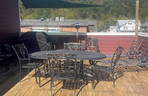 Edray Apartment | 1BR w/2 Beds Near Snowshoe | Modern Apt + Parking