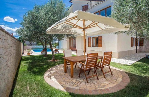 Dajla House | 2 bedroom beach front home in Novigrad