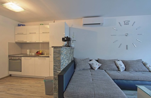 Brinje House | 2-bedroom luxury house next to to highway with private garden