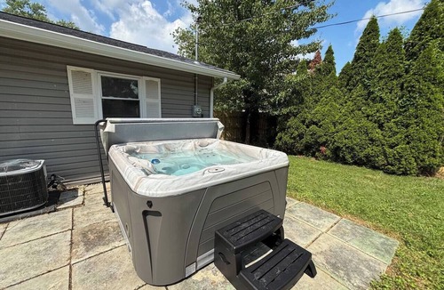 Royal Manor House | 2 King Bedroom Ranch - Hot Tub -Pets and Kids Welcome - Fenced Yard - Smart TV