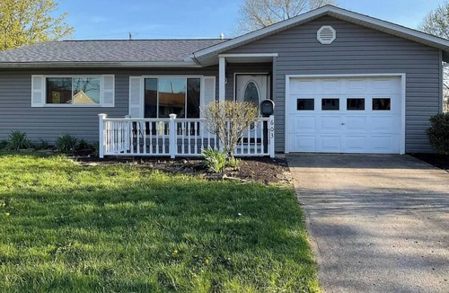 Royal Manor House | 2 King Bedroom Ranch - Hot Tub -Pets and Kids Welcome - Fenced Yard - Smart TV
