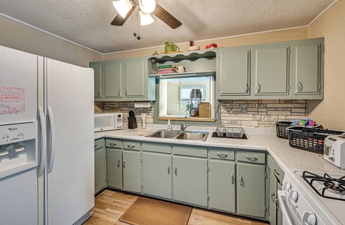 Newark House | 2 Mi to Dtwn Newark: Pet-Friendly Home!