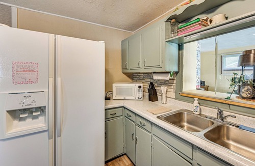 Newark House | 2 Mi to Dtwn Newark: Pet-Friendly Home!