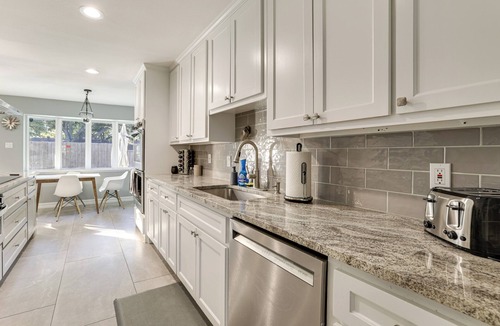 Northwest Dallas Cottage | 2 Mi to Galleria Dallas: Group Retreat w/Yard!