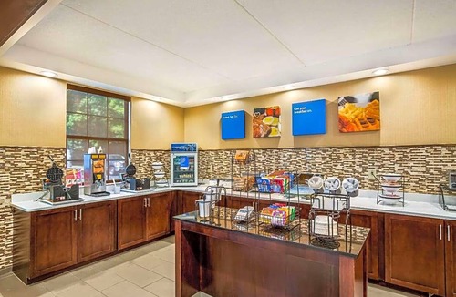 Central Newport News Hotel | 2-Star Hotel ∙ Comfort Inn Newport News - Hampton I-64